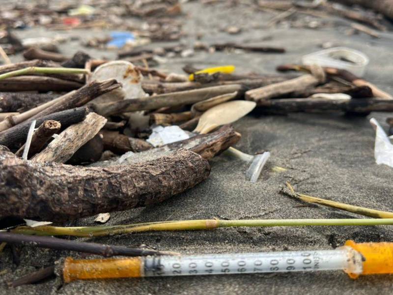 El río Motagua arrastra toneladas de basura desde Guatemala hasta las playas de Omoa, causando graves daños ambientales y económicos. Entre la basura vienen jeringas, pintas de sangre, medicamentos y todo tipo de desechos de un enorme vertedero localizado en Ciudad Guatemala.