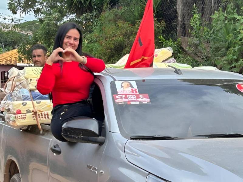 Isis Cuéllar continúa realizando actividades que incluyen la entrega de ayudas comunitarias como parte de su estrategia de campaña.