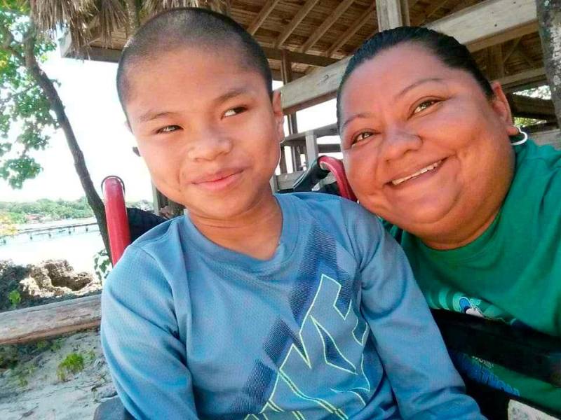 <b><span class=mln_uppercase_mln>Tratamiento.</span></b> Eduardo José y su madre viajan hasta El Salvador para que el pequeño reciba tratamiento y tenga una mejor calidad de vida.