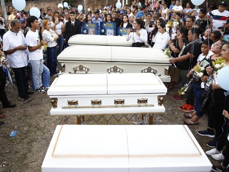 Los restos de cuatro miembros de una misma familia, residentes en Estados Unidos y que fueron víctimas de un hecho violento el pasado 10 de julio en California, fueron sepultados este lunes en su natal San Cayetano Istepeque, en el departamento salvadoreño de San Vicente, a un poco más de 65 kilómetros de la capital.