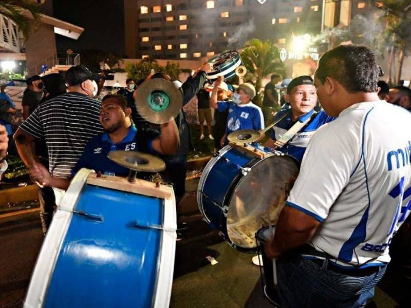Aficionados de El Salvador hicieron el mayor ruido posible en el hotel de concentración de México.