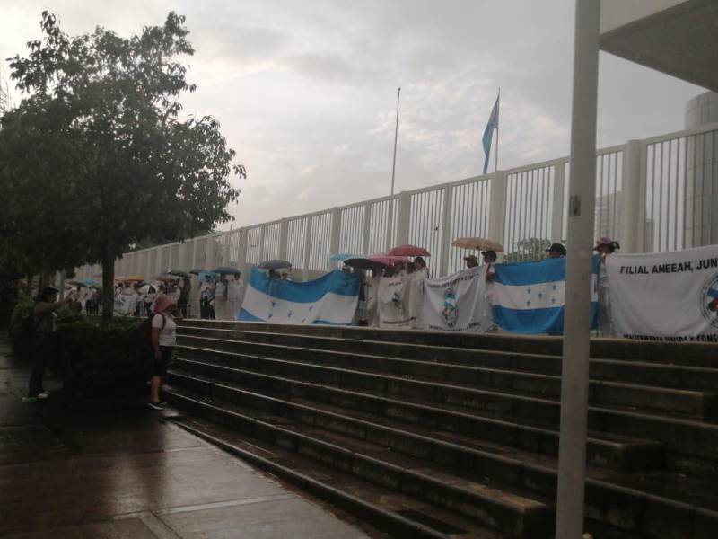 Las enfermeras protestan por varias demandas a la Sesal.