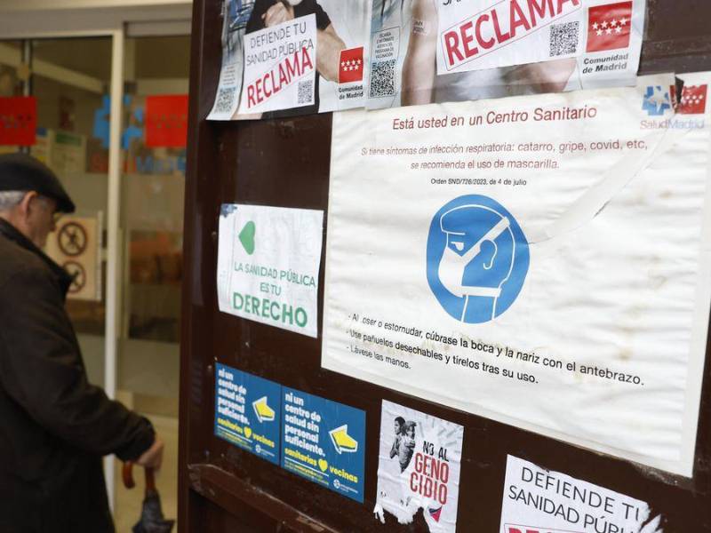 Entrada al centro de salud Abrantes en el barrio madrileño de Carabanchel, este martes. Los centros de salud se encuentra saturados debido a la epidemia estacional de virus respiratorios como la gripe y la covid.