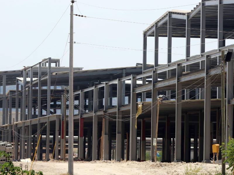 El Gobierno actual suspendió a inicios de mayo la construcción de tres hospitales, entre ellos el de Santa Bárbara, en acato a una orden judicial.