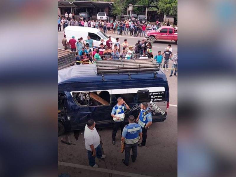 Fotografía que muestra a tres policías al lado del autobús que se accidentó en Taulabé, Comayagua.