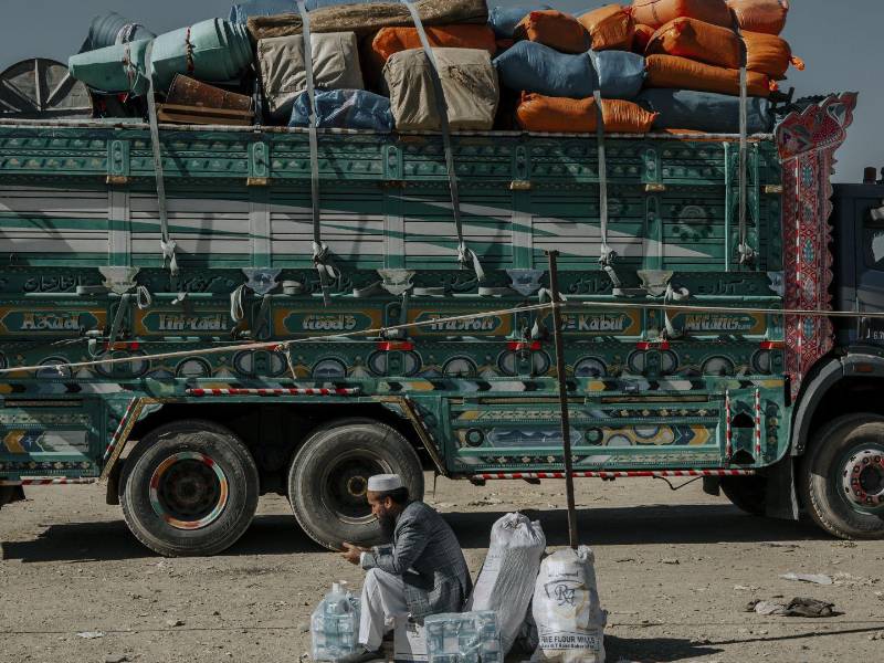 Un refugiado afgano deportado esperaba el mes pasado junto a camiones cerca del paso Torkham en Pakistán.