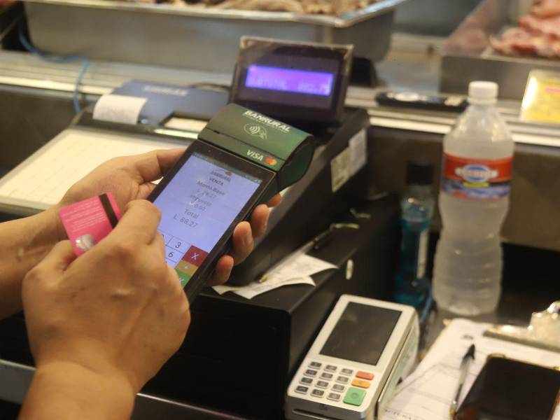 En los mercados sampedranos, como el Dandy, se cobra con tarjeta y transferencias electrónicas, aunque siempre hay quienes se niegan a dar el salto a la tecnología.