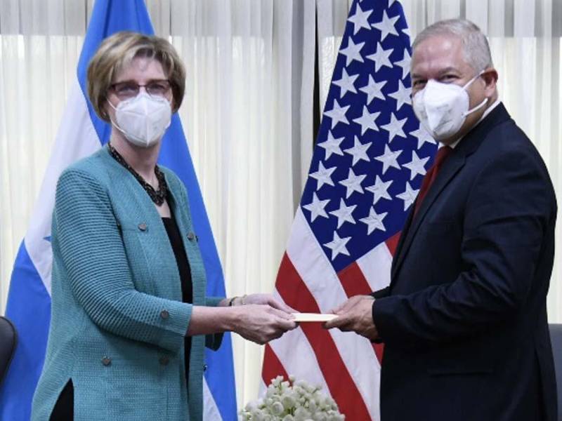 Laura F. Dogu y Eduardo Enrique Reina.