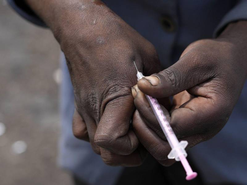 En el “bluetoothing”, los usuarios de drogas se inyectan la sangre de otros que consumieron drogas.