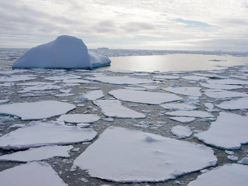 El lecho de hielo marino visto desde el rompehielos Araon mientras navegaba hacia la Antártida el lunes 5 de enero de 2026.