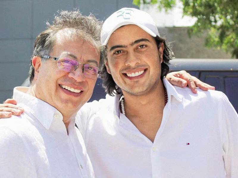 Petro junto a su hijo, Nicolás, quien cumple con detención domiciliaria.