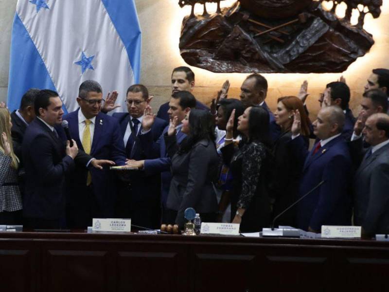 La nueva junta directiva en propiedad siendo juramentada por el presidente electo del Congreso, Tomás Zambrano.