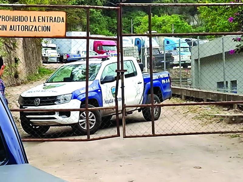 La Policía recabó pesquisas en el lugar del crimen.