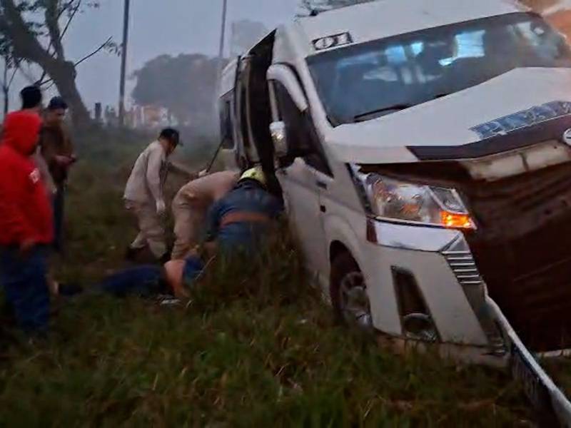 Un aparatoso accidente de tránsito se registró este jueves en la carretera CA-4, a la altura del municipio de Quimistán, Santa Bárbara, dejando como saldo preliminar a ocho personas heridas.