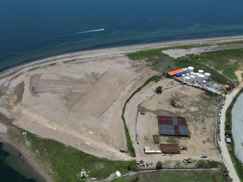 El plantel donde operará la planta de gas permanece con labores de mantenimiento y poca actividad operativa.