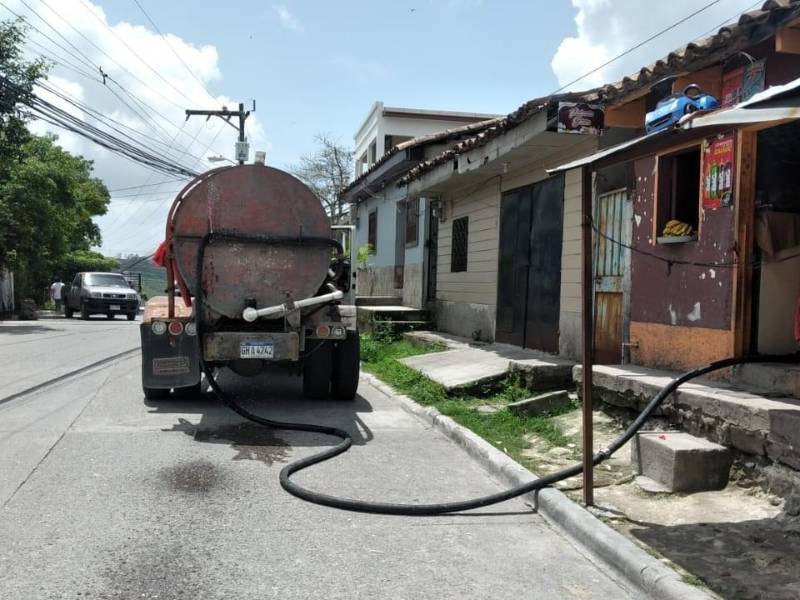 La comuna entrega agua en hogares por medio de cisternas de agua ante carencias.
