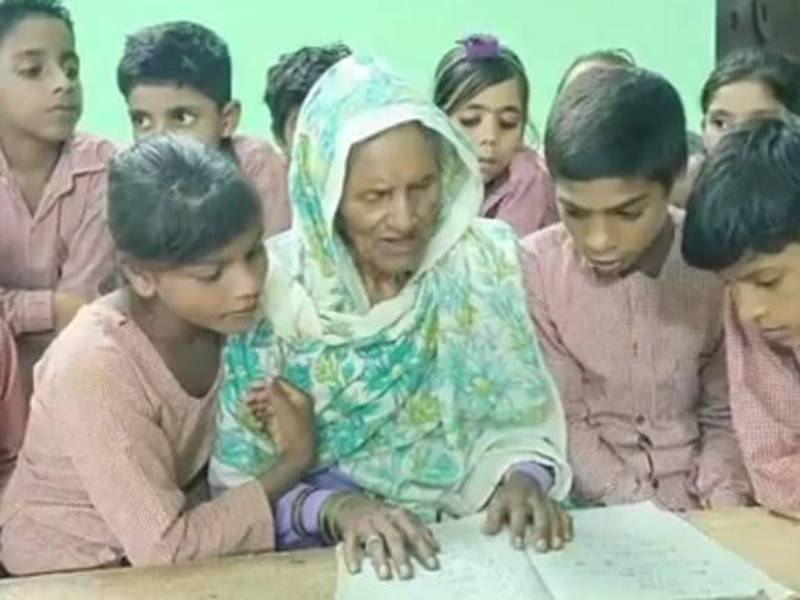 Salima Khan desde hace seis meses comenzó a estudiar junto a alumnos ocho décadas más jóvenes que ella.
