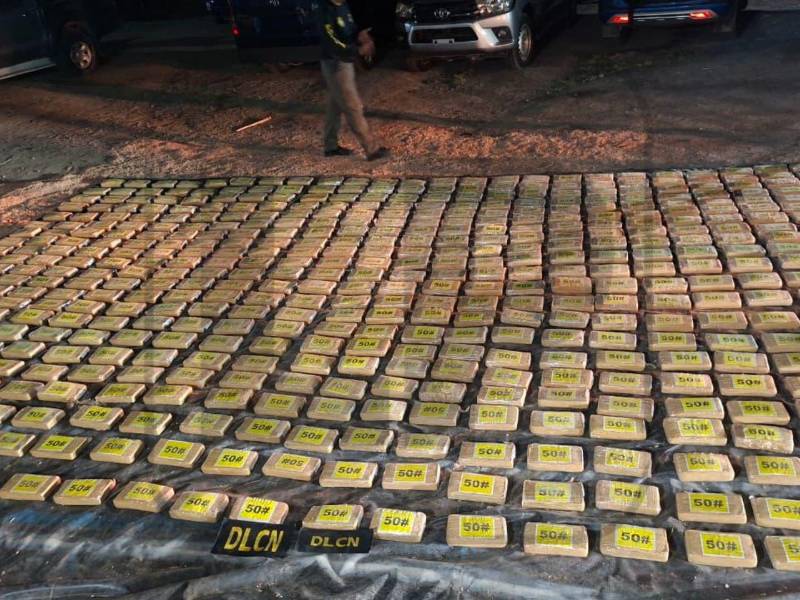Las autoridades suponen que el polvo blanco en cada paquete decomisado está revuelto con clorhidrato de cocaína y levamisol.