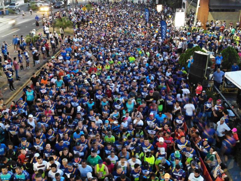 Momento en que los participantes estaban reunidos en la meta antes del pitazo inicial.