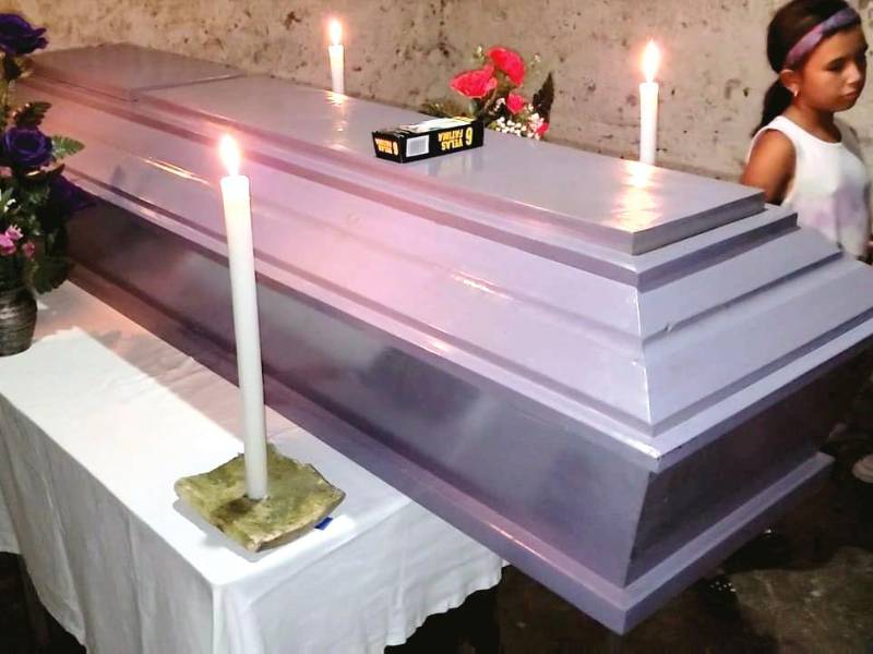 <b><span class=mln_uppercase_mln>Los jóvenes Cristian Alexander Miranda y Benjamín Gamaliel Perdomo fueron enterrados ayer.</span></b>