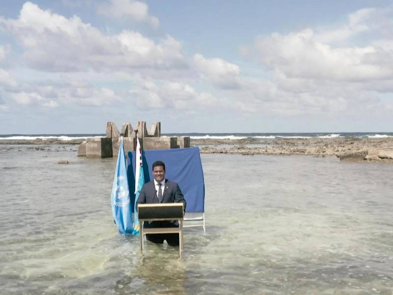 El ministro de Relaciones Exteriores de Tuvalu, Simon Kofe, durante su participación en la COP26.