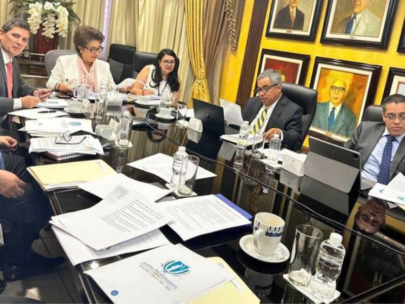 Miembros de la junta reunidos en la fase final del proceso de selección.