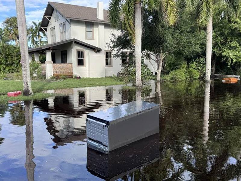 Una nevera flota sobre el agua en una calle inundada este jueves después del paso del huracán Milton en Fort Myers, Florida, Estados Unidos.