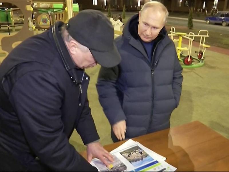 El presidente de Rusia, Vladimir Putin, efectuó una visita de trabajo a la ciudad de Mariúpol, en su primer viaje al Donbás, informó hoy el Kremlin.