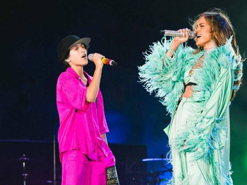 Jennifer López y Emme cautivaron a los fans con un dueto de “A Thousand Years”, de Christina Perri.