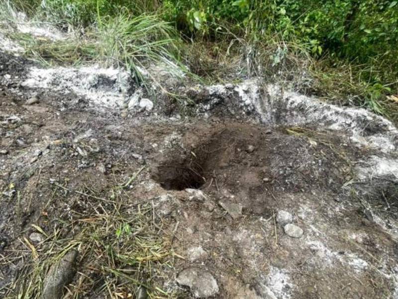 Los técnicos excavaron pozos de 60 centímetros de profundidad para obtener material del subsuelo y evaluar posibles niveles de infiltración.