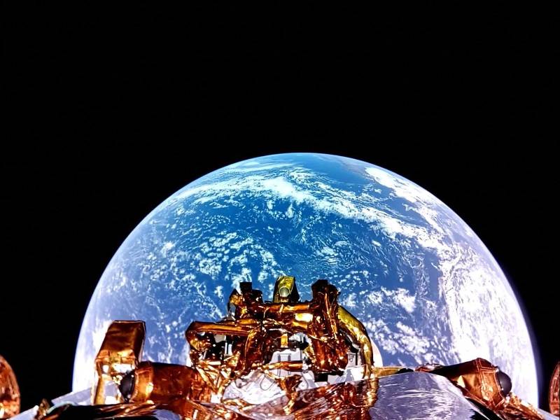 El módulo de aterrizaje lunar Blue Ghost de Firefly tomó una selfie con la Tierra al fondo. Alunizó con éxito el 2 de marzo.