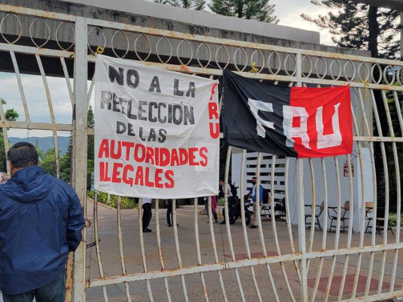 Pancarta y bandera del Fru en el portón de la Unah en Tegucigalpa.