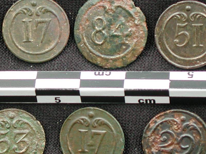 Botones de regimientos de infantería franceses hallados entre los restos en una fosa común en Vilna, Lituania.