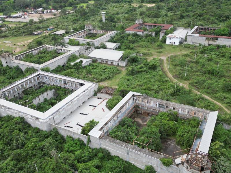 Lentamente los millones invertidos en la construcción de la cárcel de La Acequia se reflejan en el oxido que destruye las celdas que serían ocupadas por privados de libertad que viven hacinados en otros penales.