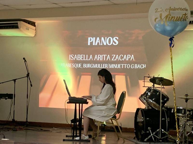 Isabella Arita Zacapa ejecutando el piano durante su muestra artística.