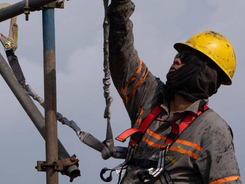 Trabajadores intentan prolongar la vida de la presa y proyecto hidroeléctrico Tucuruí en Brasil.