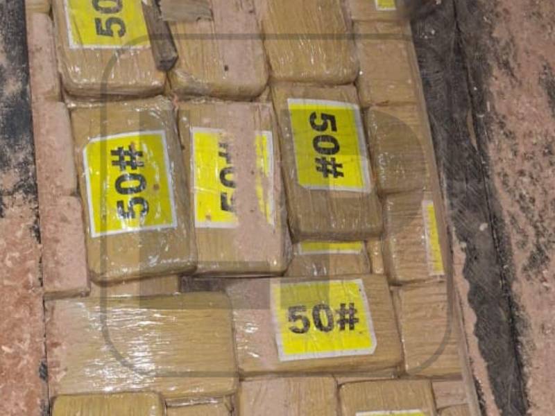 Los paquetes estaban marcados con 50#. Al abrirlos el mismo sello estaba compacto en los bloques de color blanco.