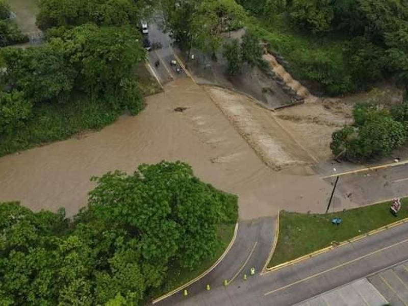 Varios tramos carreteros han sido cortados en distintos puntos del país debido a las constantes lluvias. Las precipitaciones ha provocado caída de puentes, destrucción de carreteras y derrumbes.