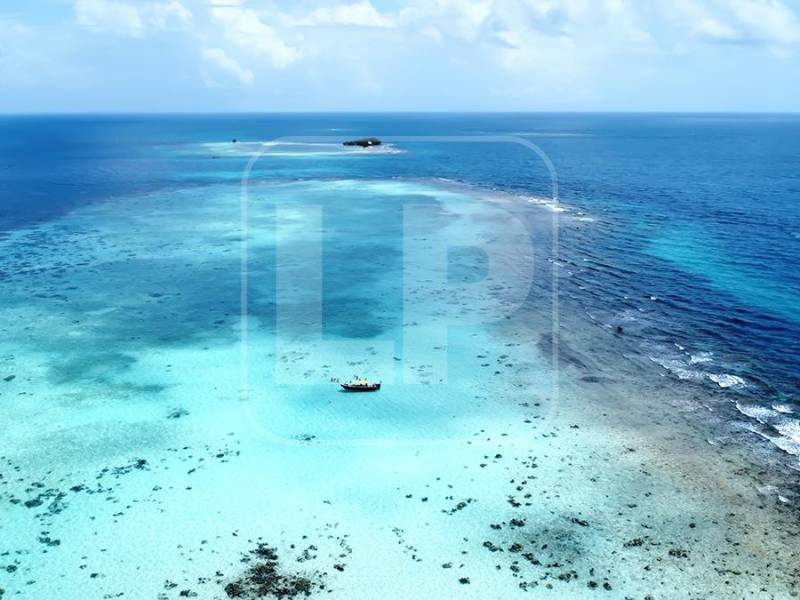 Así se ve Lawrence Rock, la piscina natural frente al Cayo Seal desde el drone de LA PRENSA. Ese cayo sumergido es un deleite para los pocos hondureños que se han aventurado a conocer este hermoso lugar. Está en el corazón del Golfo de Honduras.