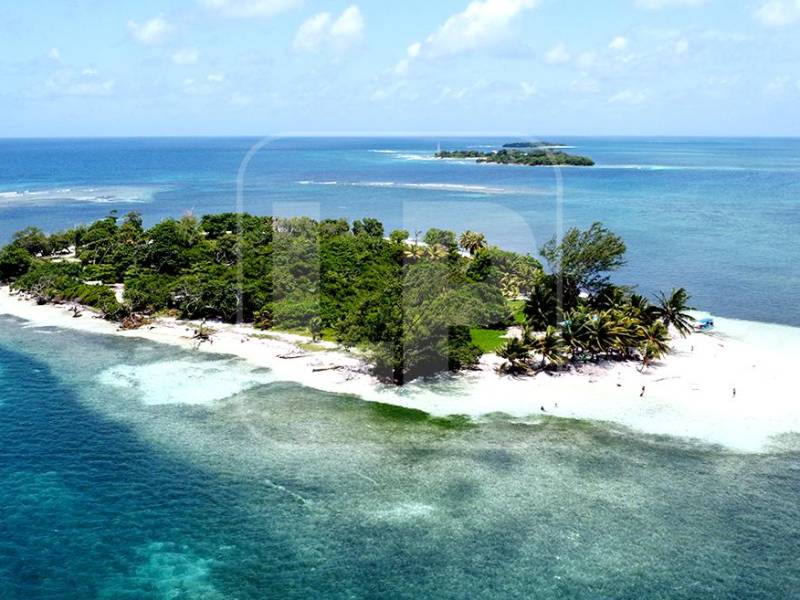 En otro ángulo a vista de drone, el primer cayo es Nicolás, le sigue Hunting y atrás el cayo Limón. En dirección a ese horizonte está la tierra firme de Honduras. Omoa, es el punto más cercano en línea recta.