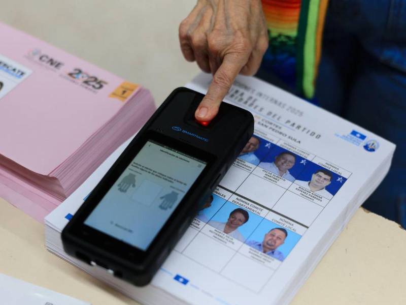 Al colocar la huella dactilar del índice derecho, el lector biómetrico arroja información que coincide con el centro electoral y su tarjeta de identidad. Si el aparato falla, el cuadernillo con el censo es de vital apoyo para los miembros de las juntas receptoras de votos.