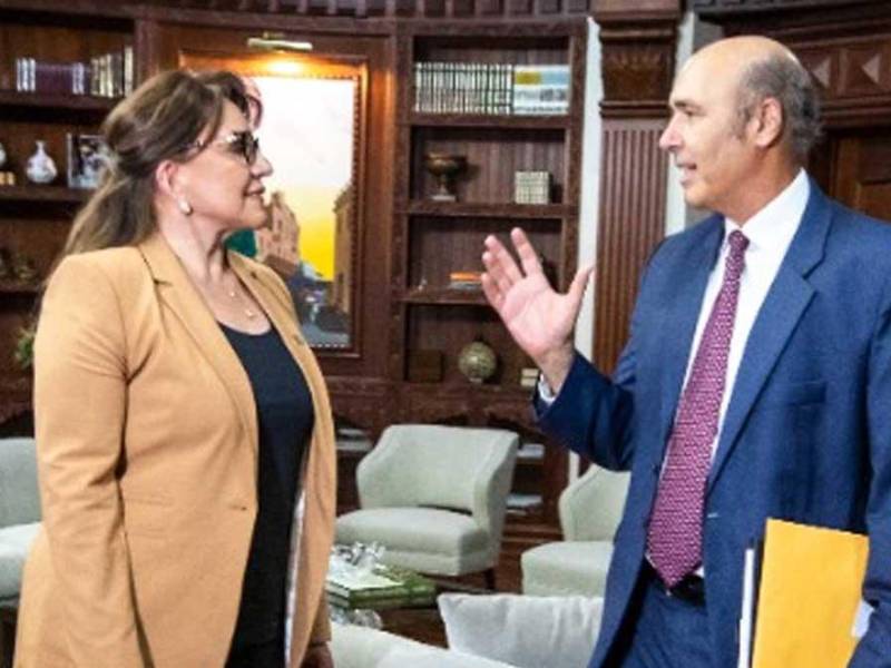 La presidenta Xiomara Castro conversa con Hugo Llorens.
