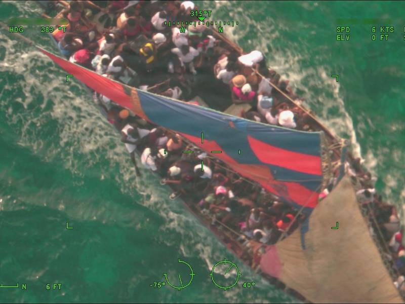 Fotografía cedida este 4 de junio por la Estación Aérea de la Guardia Costera de los Estados Unidos en la que se captó una embarcación con 240 migrantes haitianos que fue interceptada cerca de las Islas Turcas y Caicos.
