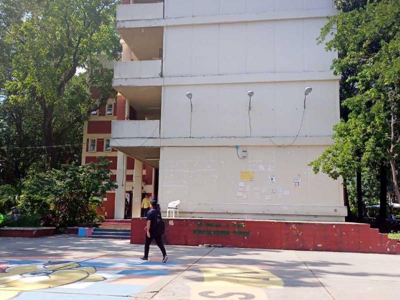 <b>Entre las 10:00 am y las 3:00 pm, la plaza central de la Unah-vs luce desolada; la gran mayoría sigue estudiando de noche.</b>