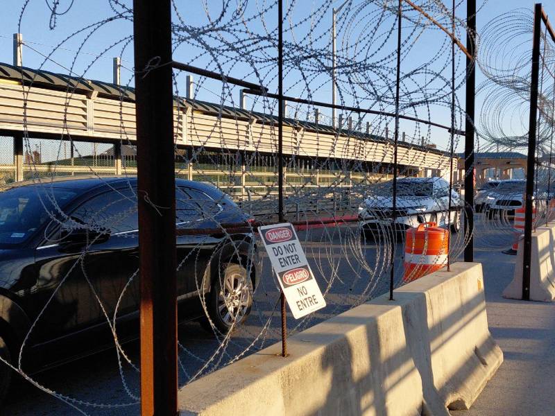 Cientos de vehículos cruzan a diario por el Puente Internacional McAllen-Hidalgo hacia Reynosa, Tamaulipas, México.