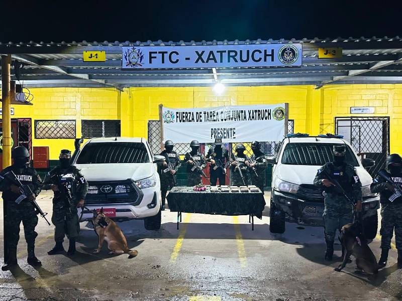 Dos pick-up fueron inspeccionados tras un enfrentamiento en Icoteas, Limón, Colón, donde se decomisó supuesta droga y otros objetos.