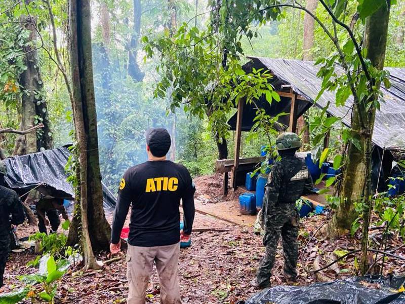 Fotografía muestra a militares hondureños y agentes de la Atic en una zona montañosa de Colón (Honduras), donde se encontró una plantación de hoja de coca.