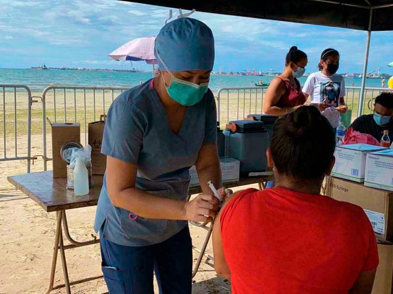Inmunización. La brigada de vacunación contra el covid se instaló en la playa municipal de Puerto Cortés. Foto:COrtesía CArlos Hernández.