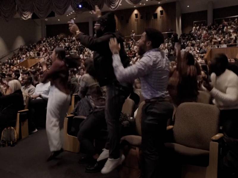 Un grupo de estudiantes reaccionan emocionados tras recibir la noticia de que sus estudios serán gratis.