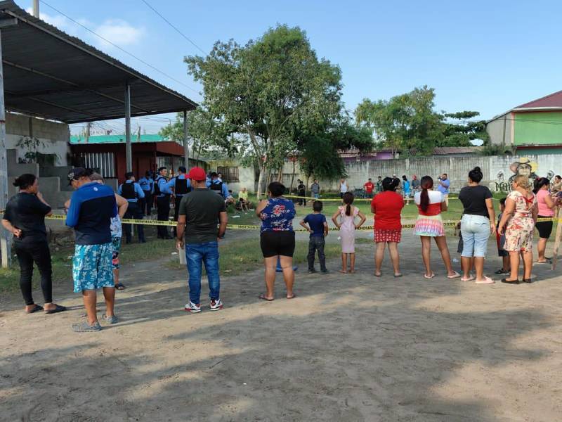 Fabricio Barahona quedó tirado en el campo de fútbol.